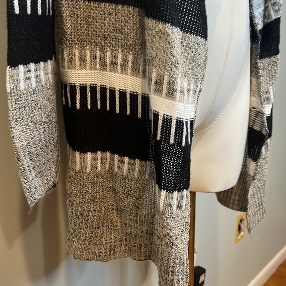 Women’s Charlotte Russe Sweater Cardigan - Picture 4 of 6